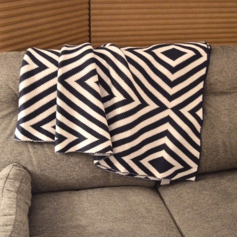 SOFT Sweater Blanket,‎ Diamond Pattern, Blue/White